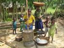Manikt rl gyerekek. Children milling manioc.